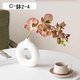 Doughnut-Shaped Ceramic Flower Vase – Modern Decorative Home Accent.