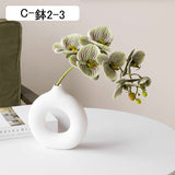 Doughnut-Shaped Ceramic Flower Vase – Modern Decorative Home Accent.